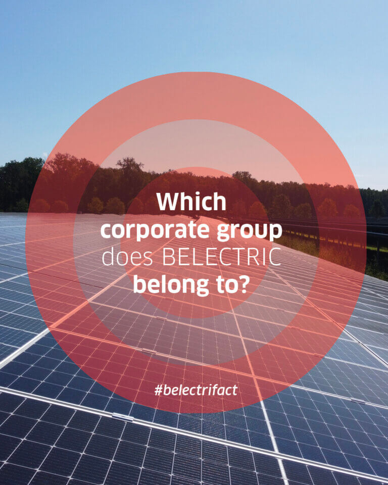 Solar park on the edge of the forest with the question of which corporate group Belectric belongs to in the foreground