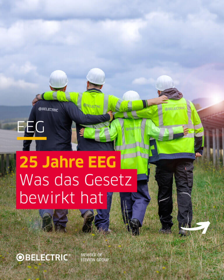 Rear view of four employees in safety clothing hugging each other and running towards solar panels with the headline: 25 Year of EEG What the German policy has achieved.