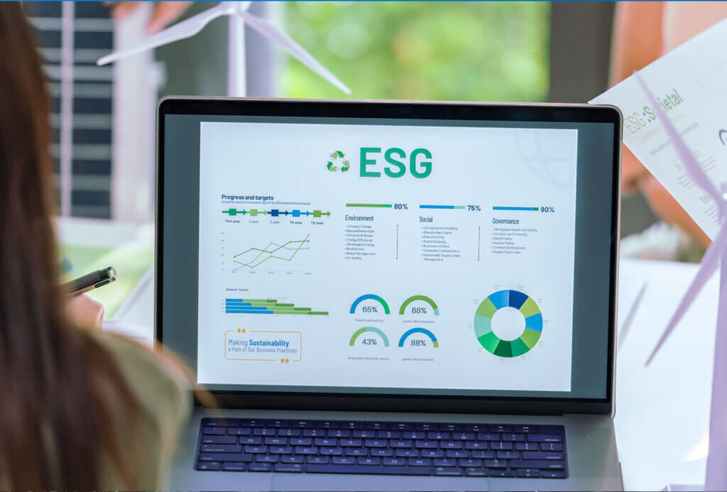 Laptop which shows the results of ESG evaluation