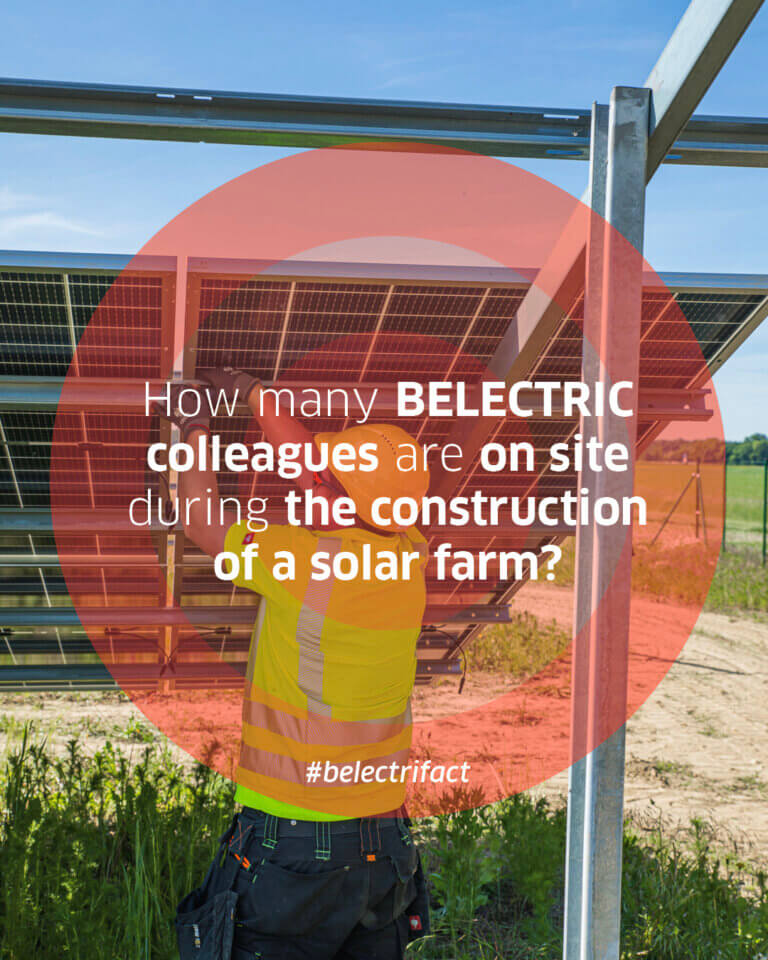 Arbiter installing a solar module with the question of how many Belectric colleagues are on site during the construction of a solar park