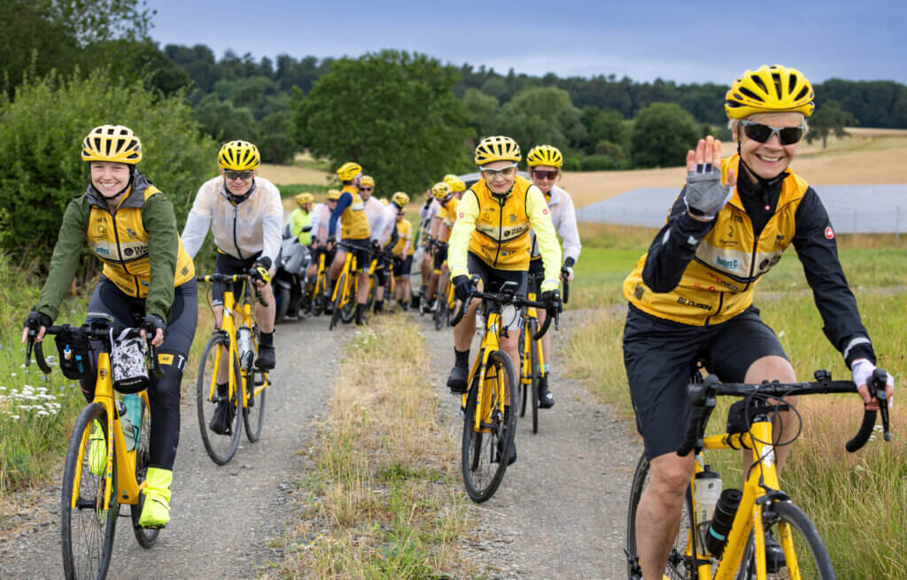 The cyclists of Team Rynkeby Berlin arrive at BELECTRIC's Reddehausen photovoltaic plant.